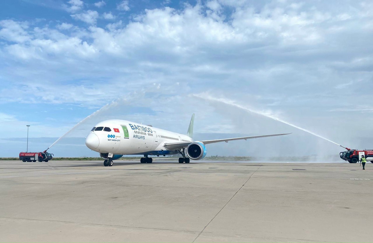 Hãng hàng không Bamboo Airways chở đoàn khách du lịch quốc tế đầu tiên đến Khánh Hòa